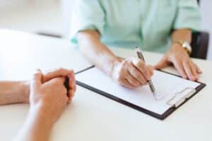 Nutritionist presenting the plan of healthy diet to the patient